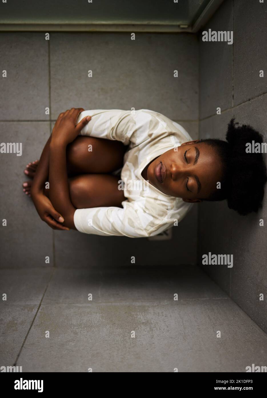 Depressione donna, la salute mentale e l'ansia sopraffatti per il fallimento della vita, crisi e stress. Sopra triste, stanco e frustrato studente con emotivo Foto Stock