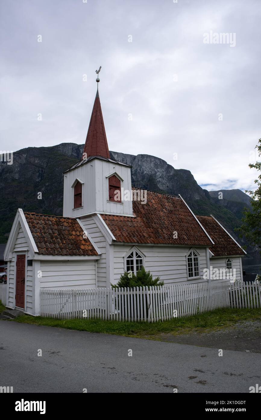 Undredal, Norvegia - 19 giugno 2022: Villaggio di Undredal nel comune di Aurland nella contea di Vestland, situato lungo il Aurlandsfjorden che è un ramo fuori Foto Stock