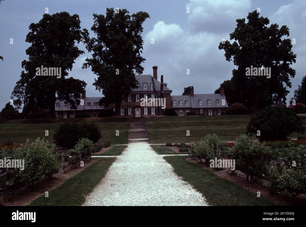 Williamsburg, Virginia. STATI UNITI. 9/1993. Costruito intorno al 1755. Carter’s Grove Planation era veramente una grande signora della Virginia coloniale che doveva vedere le alture del 17th ° secolo coloniale America e le devastazioni del 21st ° secolo di tempo, natura e la riparazione che prende il suo tributo. Le immagini che vedi mostrano lo stile di vita di uno degli ultimi proprietari di carter’s Grove, circa il 1928, presi negli anni ’1993…un momento in cui un visitatore poteva godere di un tocco di ricchezza dell’ultimo benefattore di carter’s Grove. Carter’s Grove Plantation chiuse le porte alla visione pubblica nel 2003. Costruire per carter Burwell Foto Stock
