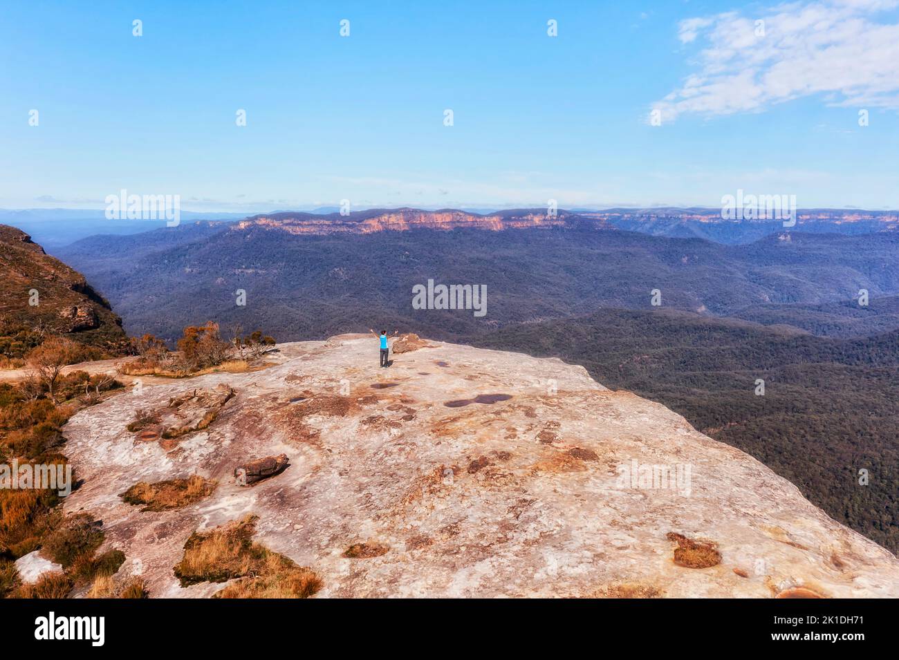 Lincoln Rock Lookout nel parco nazionale delle Blue Mountains in Australia - solitario turista a piedi al bordo di una scogliera ripida. Foto Stock