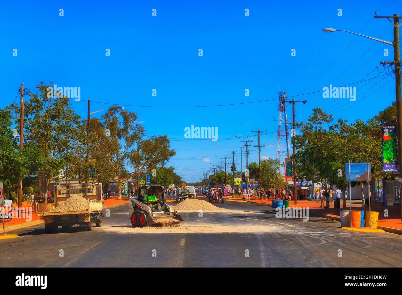 Lightning Ridge, Australia - 20 aprile 2019: Festa di Pasqua sulla via principale dello shopping di Morilla nella città opale, gemma del NSW. Foto Stock