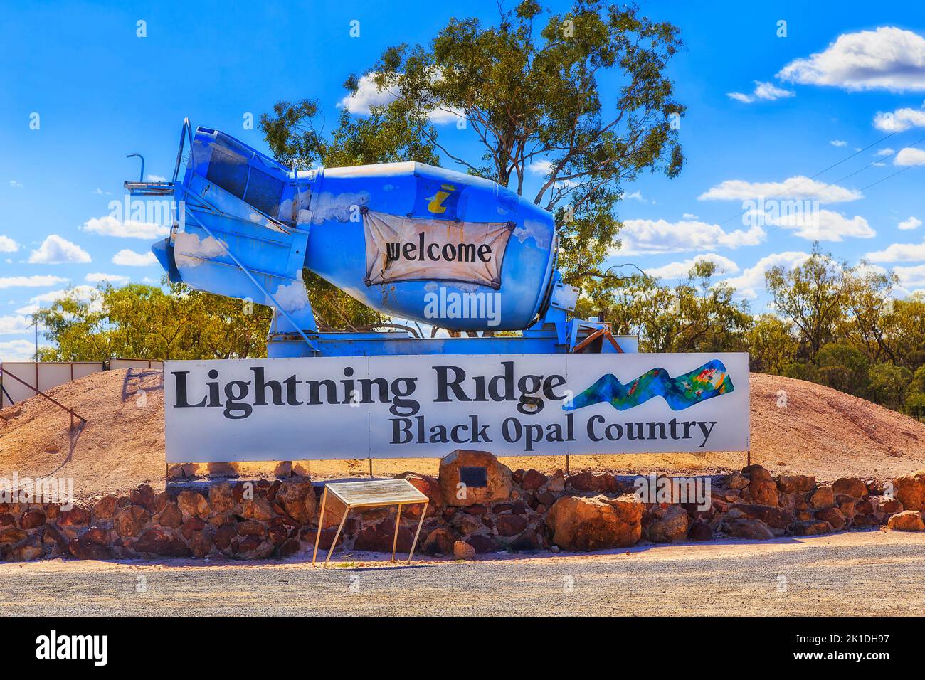 Lightning Ridge, Australia - 20 aprile 2019: Benvenuto al cartello stradale della città all'ingresso della cittadina nera opale nell'Outback Australia. Foto Stock