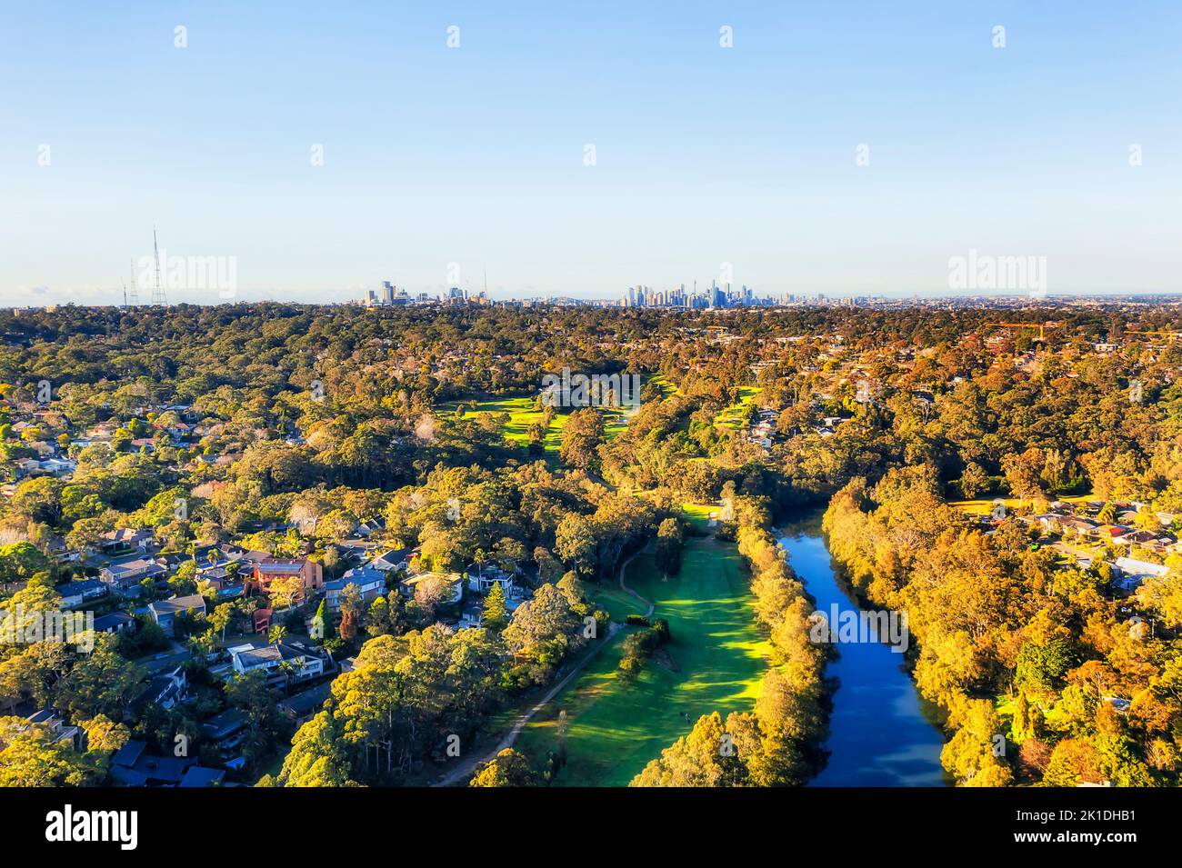 Il fiume di copertura della corsia e il parco nazionale a Sydney - paesaggio urbano aereo verso la città lontana CBD Skyline. Foto Stock