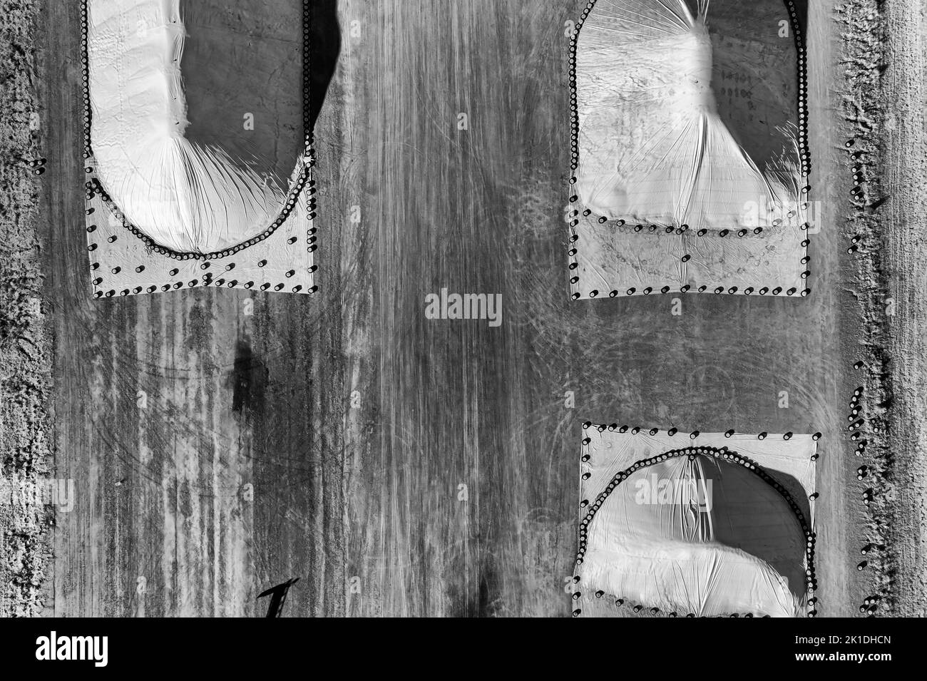 Vista in scala di grigi di bBulk stoccaggio di grano raccolto in Moree sito elevatore dell'Australia - aereo dall'alto verso il basso. Foto Stock