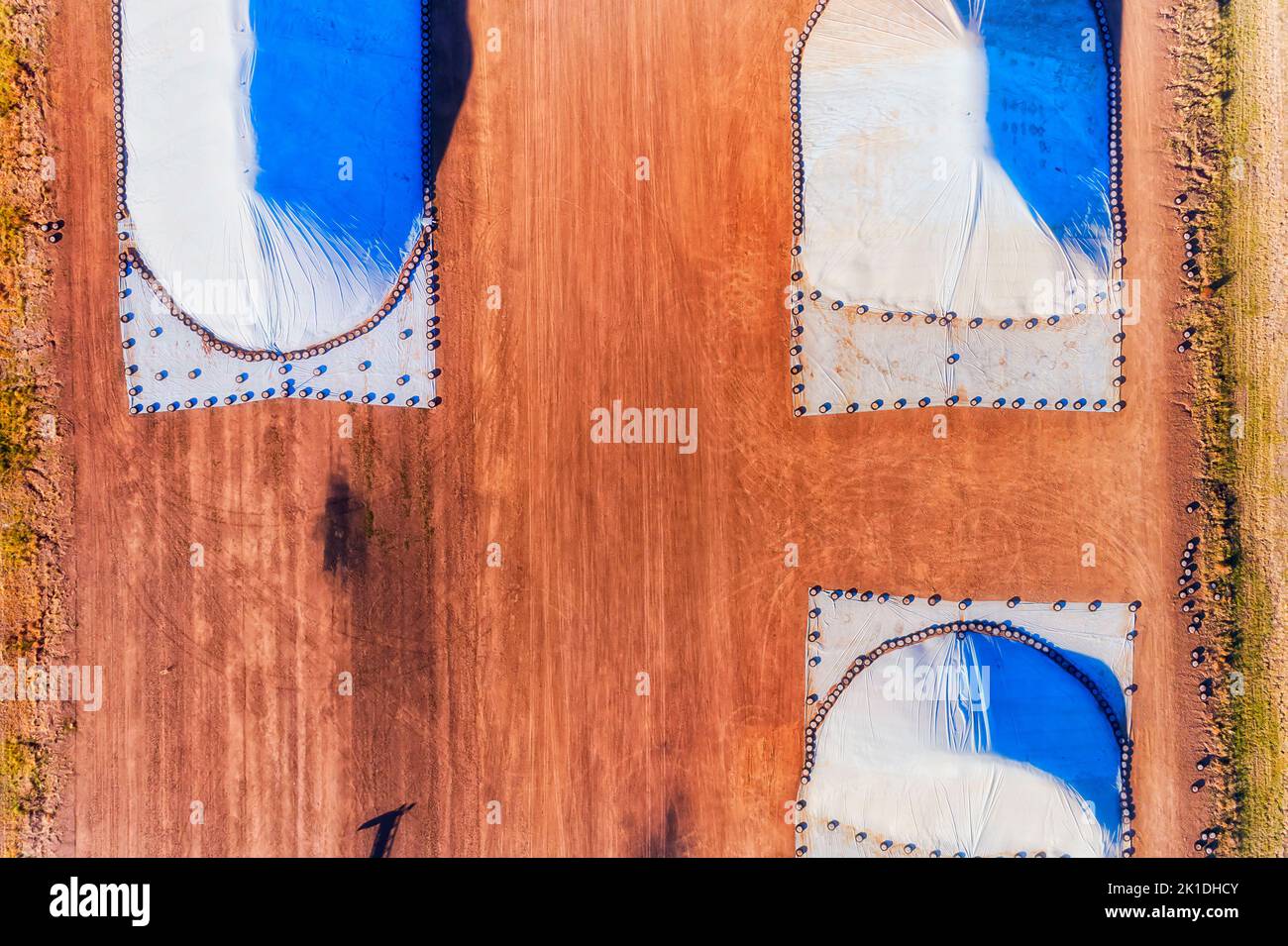 Stoccaggio in massa di grano raccolto nel sito Moree ascensore in Australia - vista dall'alto verso il basso. Foto Stock