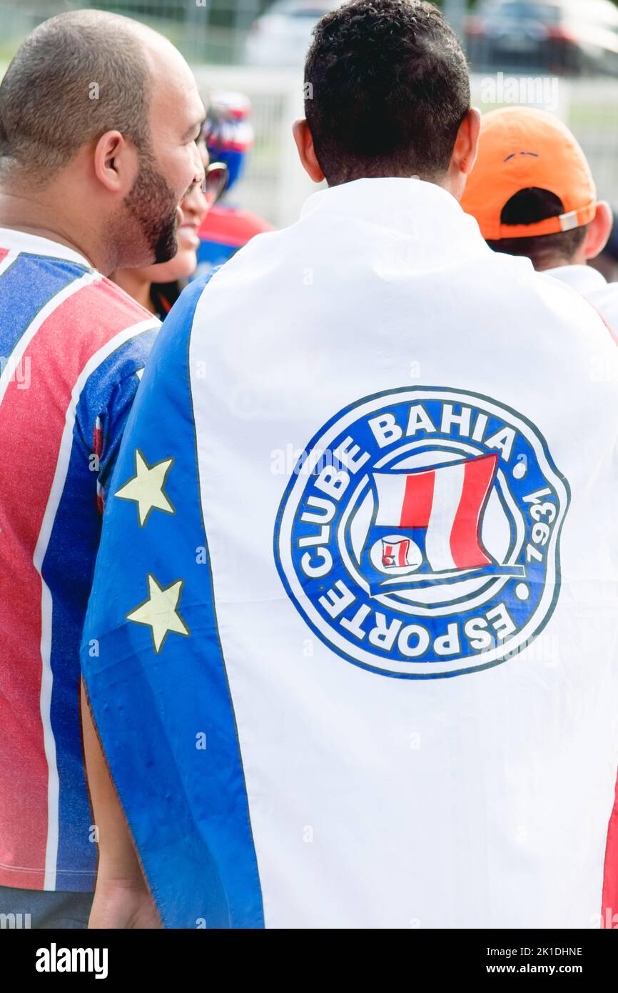 Salvador, Bahia, Brasile - 01 aprile 2018: Sostenitore della squadra di calcio di Esporte Clube Bahia, vestito con bandiera nelle vicinanze dell'Arena Fonte Nova stadiu Foto Stock