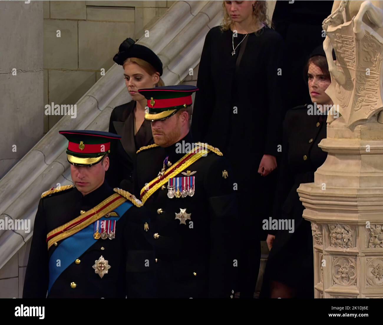 in foto: Nipoti della regina tra cui il principe Harry in uniforme il principe William Lady Louise Windsor James Visconte Severn principessa Eugenie Princes Foto Stock