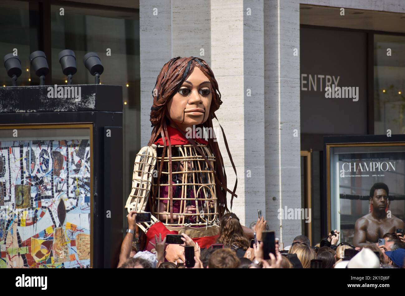 Un burattino gigante raffigurante una ragazza rifugiata siriana chiamata “Little Amal”, cammina sul Lincoln Center Plaza. Credit: Ryan Rahman/Alamy Live News. Foto Stock