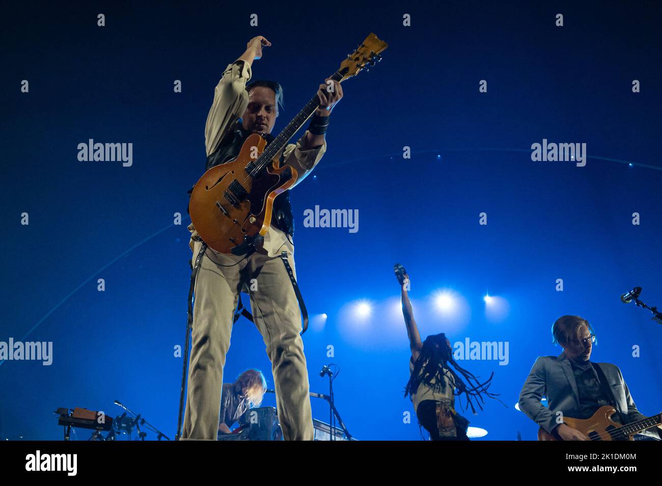 Milano, Italia. 17th Set, 2022. Milano, Italia - 17 settembre 2022: Il musicista e cantante Win Butler of Arcade Fire suona sul palco durante il 'The We Tour' al Mediolanum Forum di Assago (Photo by Piero Crociatti/Sipa USA) Credit: Sipa USA/Alamy Live News Foto Stock