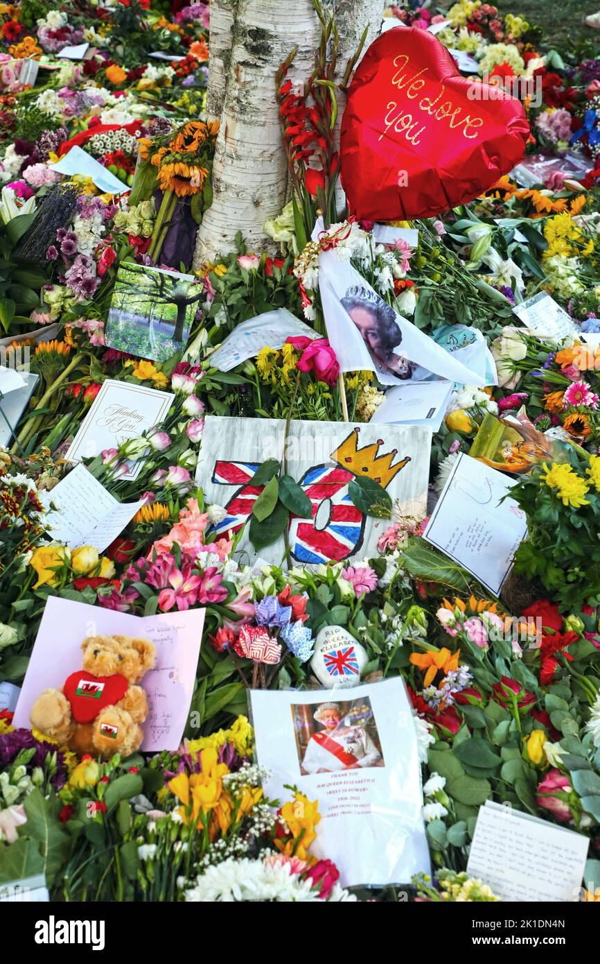 Londra, Regno Unito. 17th Set, 2022. Palloncino a forma di cuore rosso e tributi floreali per la Regina Elisabetta II adagiato ad Hyde Park, Londra, come un traboccamento per Green Park. Dato che il numero di visitatori ha superato le aspettative per vedere e posizionare tributi floreali, Green Park ha dovuto chiudere diverse volte il sabato, lasciando molti visitatori delusi, così è stata iniziata una nuova zona a Hyde Park, che era molto più accessibile e meno affollata. Credit: Paul Brown/Alamy Live News Foto Stock