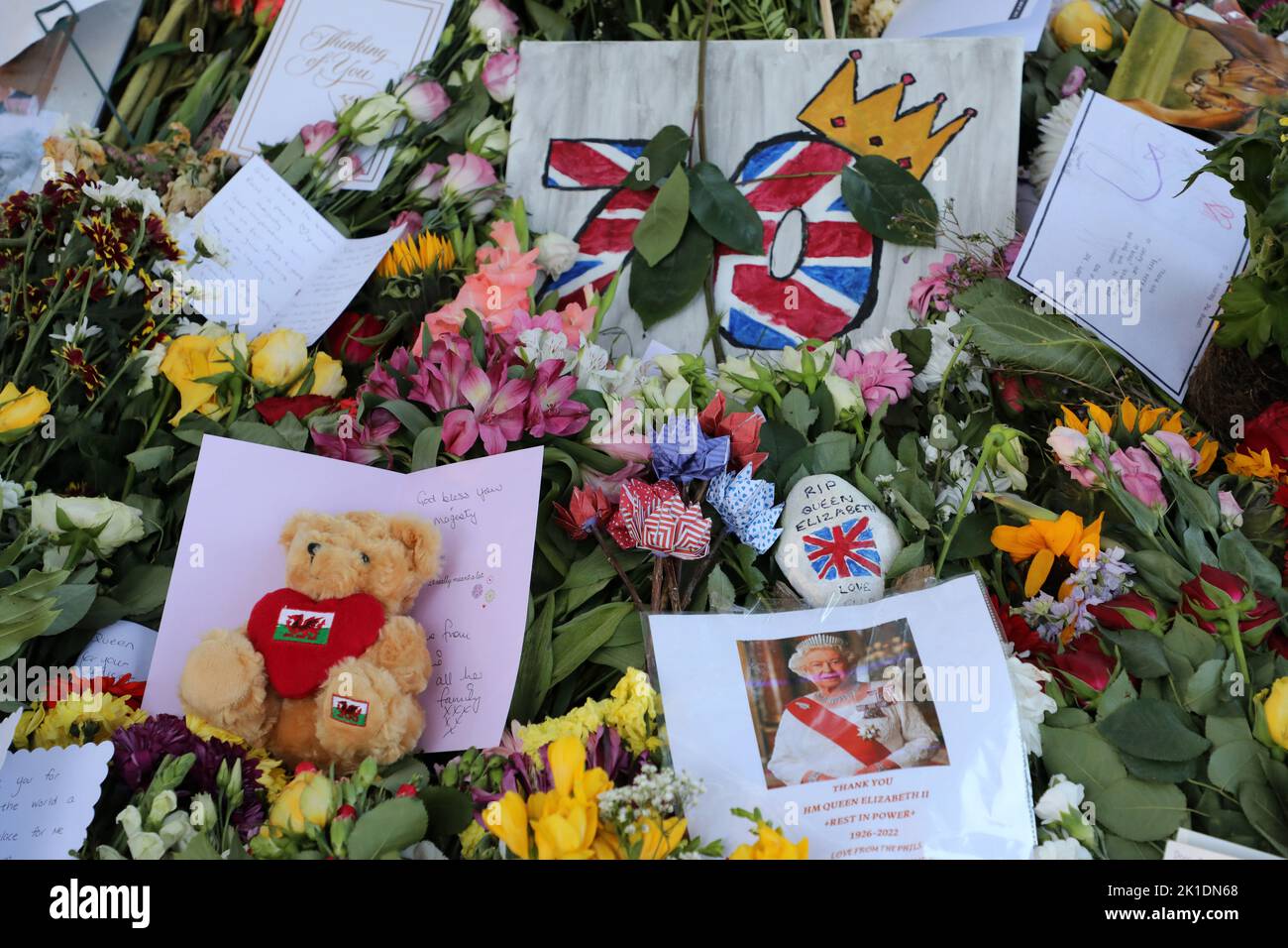 Londra, Regno Unito. 17th Set, 2022. Tributi floreali per la Regina Elisabetta II si sono stabiliti ad Hyde Park, Londra, come un traboccamento per Green Park. Dato che il numero di visitatori ha superato le aspettative per vedere e posizionare tributi floreali, Green Park ha dovuto chiudere diverse volte il sabato, lasciando molti visitatori delusi, così è stata iniziata una nuova zona a Hyde Park, che era molto più accessibile e meno affollata. Credit: Paul Brown/Alamy Live News Foto Stock