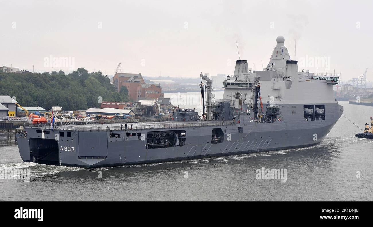 AJAXNETPHOTO. 14TH AGOSTO, 2022. TYNE & WEIR, INGHILTERRA. - VISITATORE OLANDESE - NAVE D'ASSALTO ANFIBIO HNLMS KAREL DOORMAN (A833) IN ENTRATA SUL FIUME TYNE CON AIUTO DI RIMORCHIATORE. PHOTO:TONY HOLLAND/AJAX REF:DTH33 9662 Foto Stock