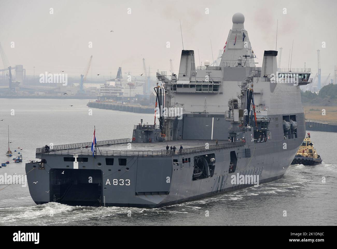 AJAXNETPHOTO. 14TH AGOSTO, 2022. TYNE & WEIR, INGHILTERRA. - VISITATORE OLANDESE - NAVE D'ASSALTO ANFIBIO HNLMS KAREL DOORMAN (A833) IN ENTRATA SUL FIUME TYNE CON AIUTO DI RIMORCHIATORE. PHOTO:TONY HOLLAND/AJAX REF:DTH33 9664 Foto Stock