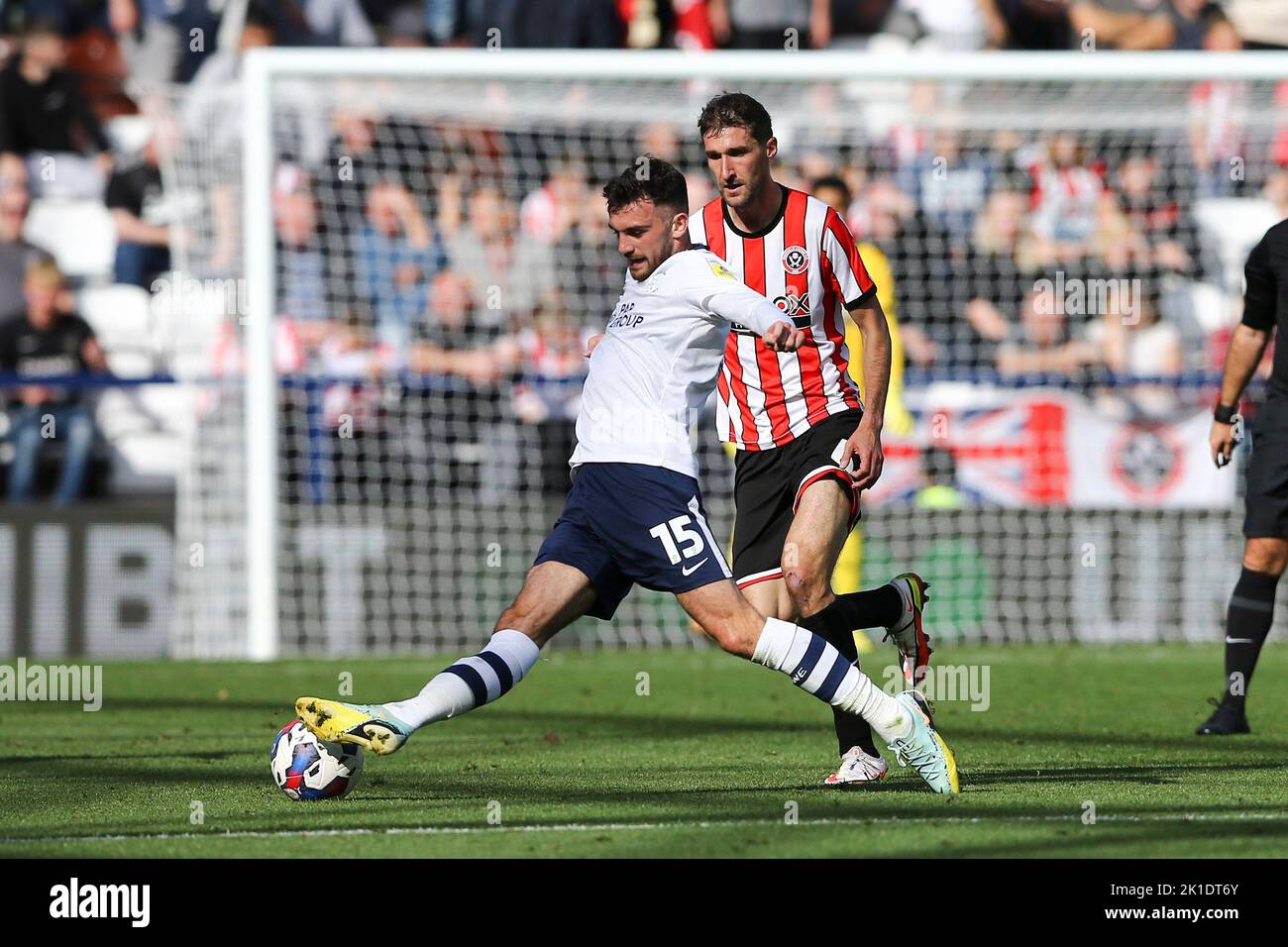 Preston, Regno Unito. 17th Set, 2022. Troy Parrott di Preston North End (l) si allunga per la palla. Partita EFL Skybet Championship, Preston North End contro Sheffield Utd al Deepdale Stadium di Preston sabato 17th settembre 2022. Questa immagine può essere utilizzata solo per scopi editoriali. Solo per uso editoriale, licenza richiesta per uso commerciale. Nessun uso in scommesse, giochi o un singolo club / campionato / giocatore publications.pic di Chris Stading / Andrew Orchard sport fotografia / Alamy Live News Credit: Andrew Orchard sport fotografia / Alamy Live News Foto Stock