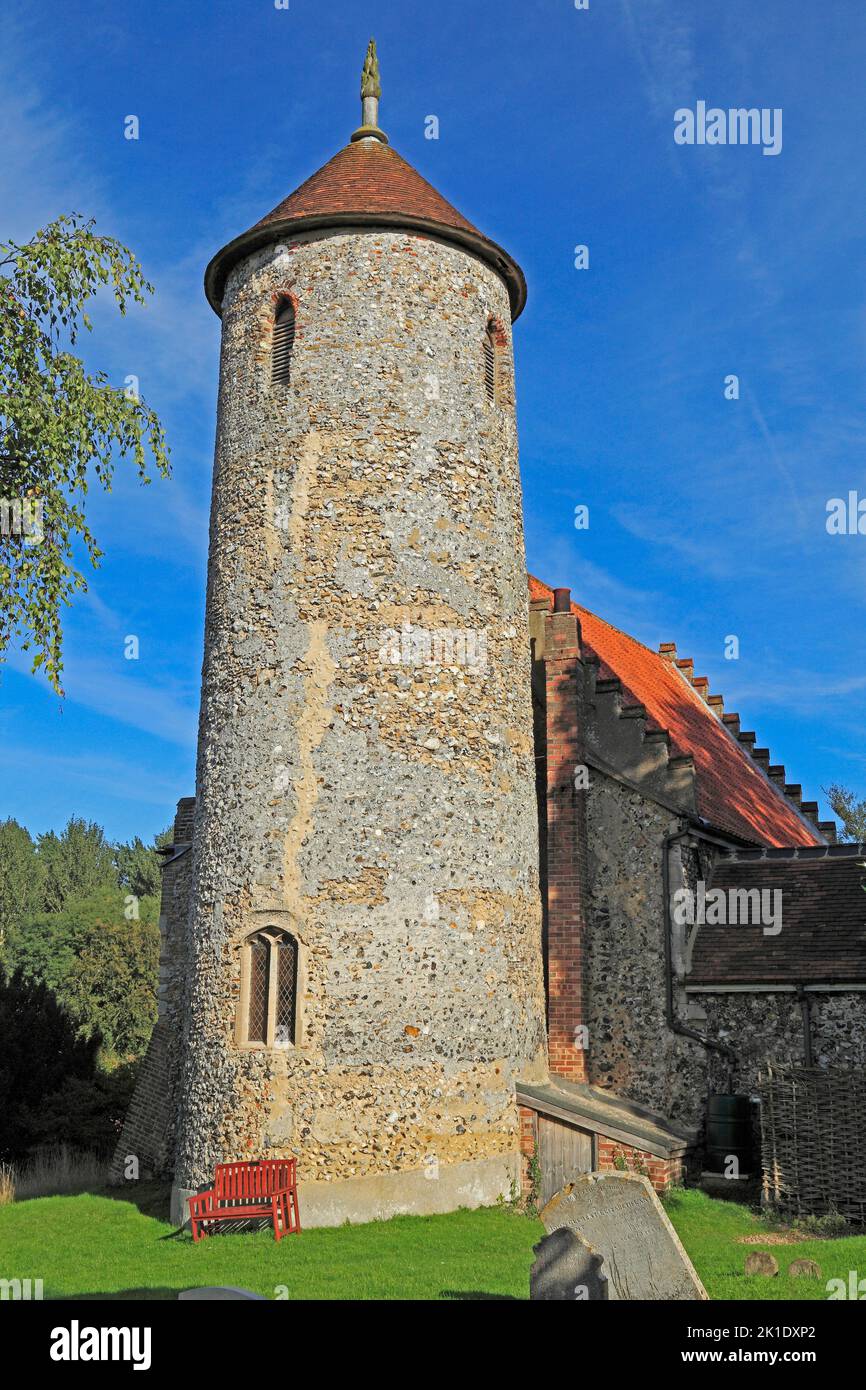 Bawburgh, Norfolk, chiesa torre rotonda, architettura medievale, cortile, Inghilterra, Regno Unito Foto Stock