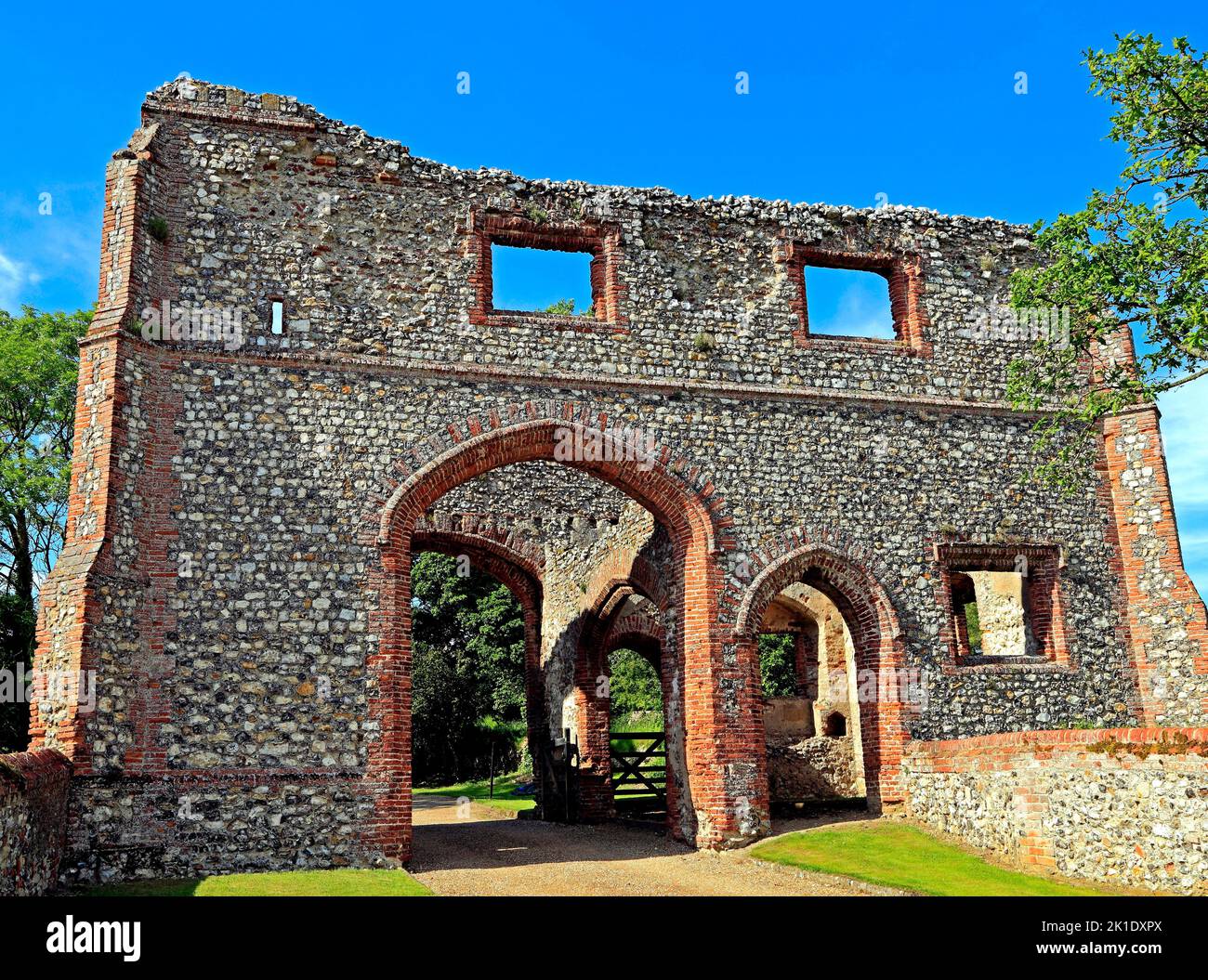 Castello Acre Priory Gatehouse, rovine medievali, Norfolk, Inghilterra, Regno Unito Foto Stock