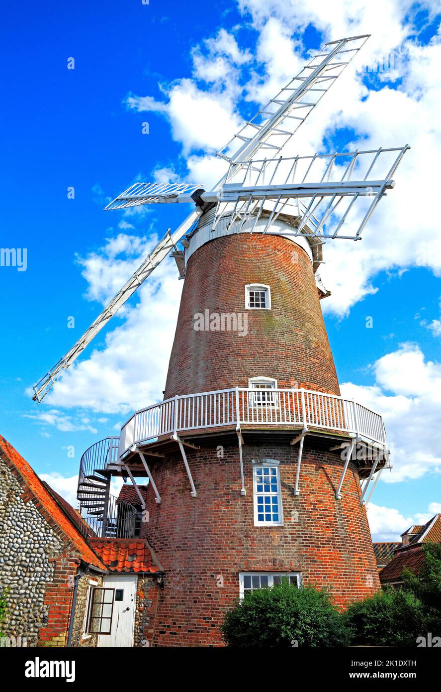 Cley accanto al mulino a vento di mare, mulino torre di mattoni, Norfolk, Inghilterra, Regno Unito Foto Stock