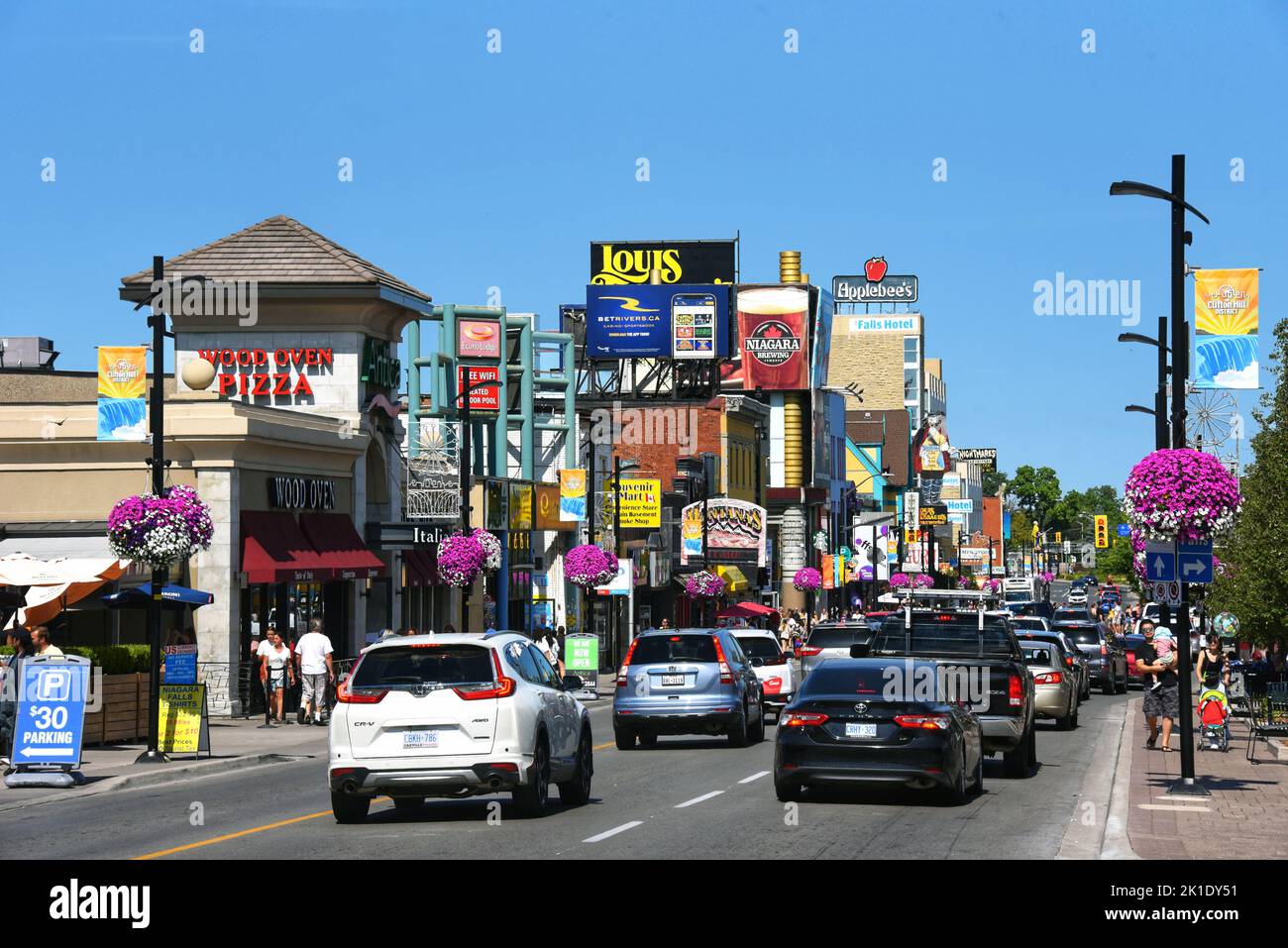 Cascate del Niagara, Canada - 13 agosto 2022: La vivace Victoria Avenue a Niagara Falls una città che attrae milioni di turisti ogni anno. Foto Stock