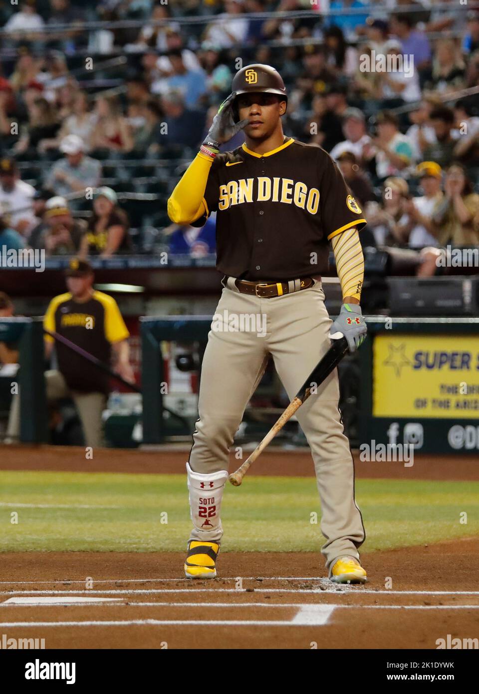 Phoenix, Arizona, Stati Uniti. 17th Set, 2022. Juan Soto (22) dei San Diego Padres entra nella scatola delle pastelle nella parte superiore del primo inning tra i San Diego Padres e gli Arizona Diamondbacks a Case Field a Phoenix, Arizona. Michael Cazares/Cal Sport Media. Credit: csm/Alamy Live News Foto Stock