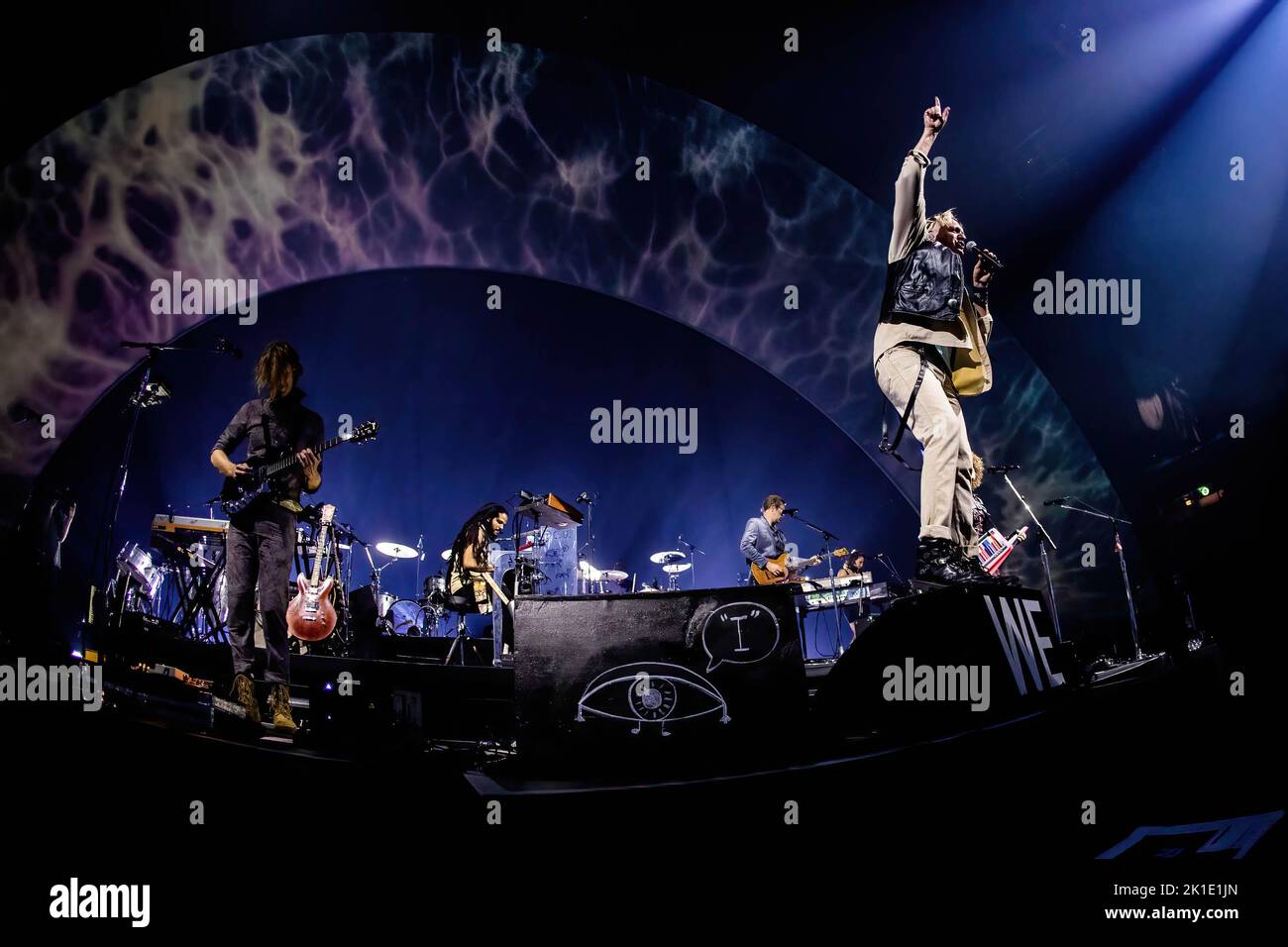 Milano, Italia. 17th Set, 2022. Win Butler della band indie rock canadese Arcade Fire si esibisce durante un concerto al Mediolanum Forum. Tutti gli album in studio della band hanno ricevuto le nomination per il miglior album di musica alternativa al Grammys. I funerali sono ampiamente considerati dai critici musicali come uno dei più grandi album degli anni '2000s. Credit: SOPA Images Limited/Alamy Live News Foto Stock