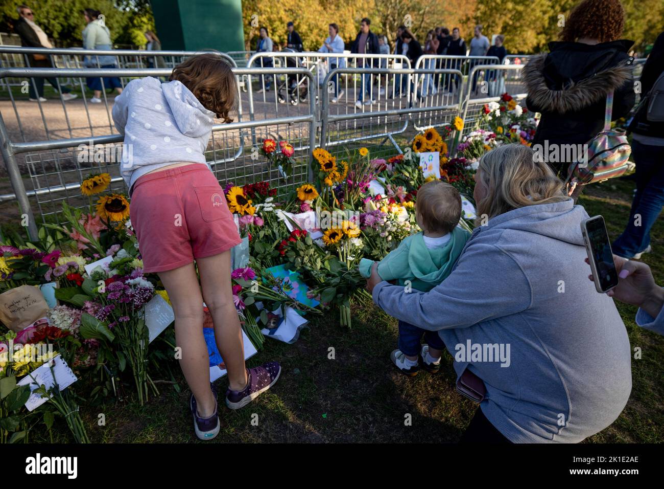 Windsor, Regno Unito. 17th Set, 2022. Una famiglia ha visto i tributi floreali fuori del Castello di Windsor. Folle di pianti e benestanti provenienti da tutto il mondo continuano a venire al Castello di Windsor per rendere omaggio alla Regina Elisabetta II, morta il 8th settembre 2022. (Foto di Hesther ng/SOPA Images/Sipa USA) Credit: Sipa USA/Alamy Live News Foto Stock