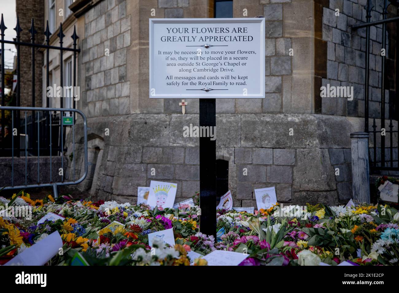 Windsor, Regno Unito. 17th Set, 2022. Una bacheca visibile nell'area tributi floreali fuori dal Castello di Windsor. Folle di pianti e benestanti provenienti da tutto il mondo continuano a venire al Castello di Windsor per rendere omaggio alla Regina Elisabetta II, morta il 8th settembre 2022. (Foto di Hesther ng/SOPA Images/Sipa USA) Credit: Sipa USA/Alamy Live News Foto Stock