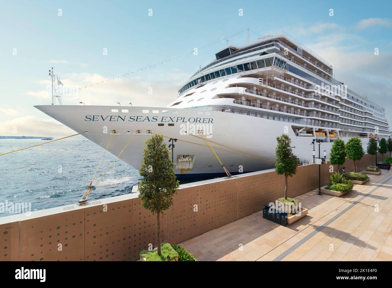 Istanbul, Turchia - 31 agosto 2022: Seven Seas Explorer, grande nave da crociera ormeggiata al terminal di Galatport, uno sviluppo a uso misto situato lungo la riva dello stretto del Bosforo, nel quartiere di Karakoy Foto Stock