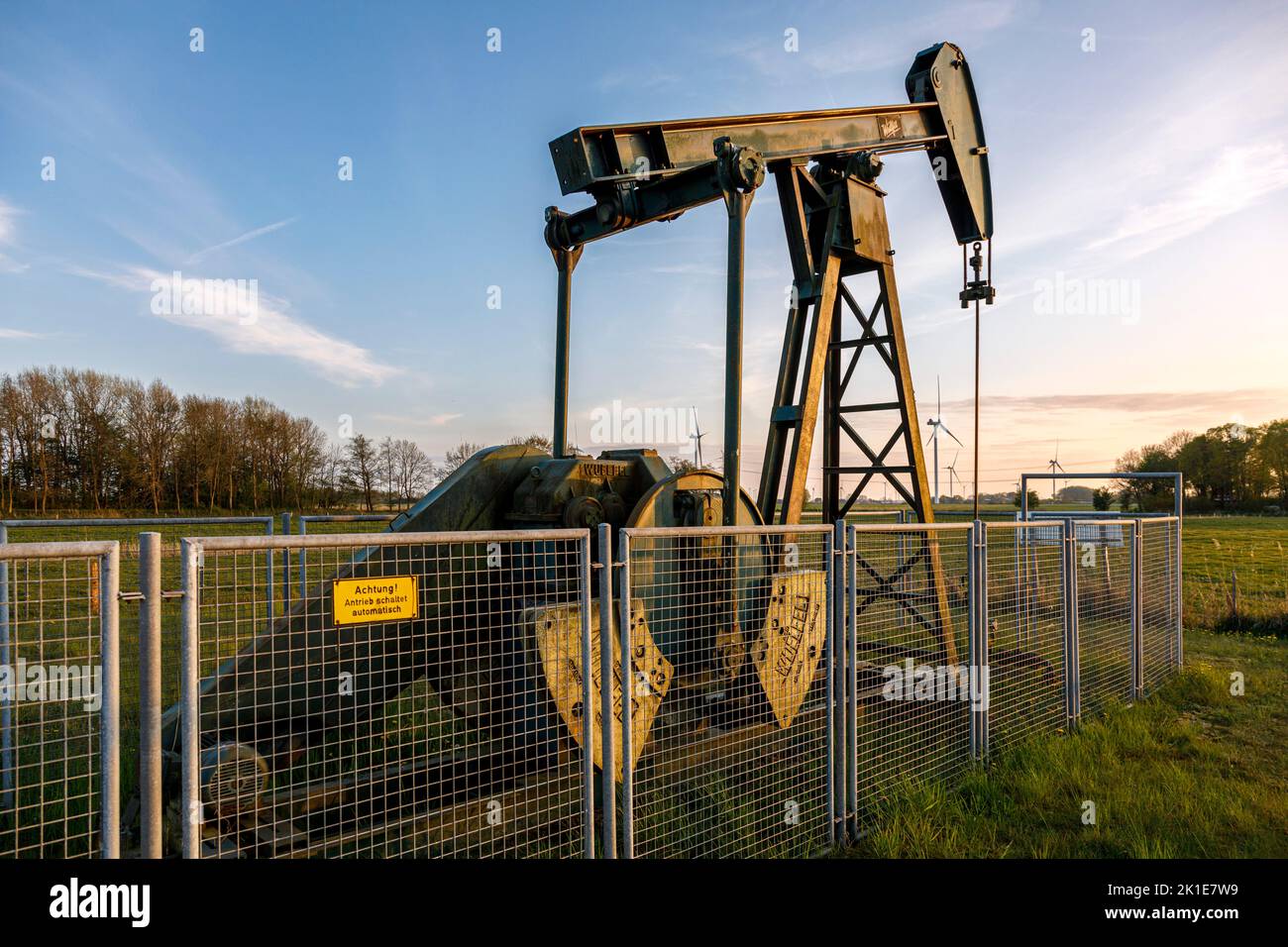 Pompa dell'olio storica, questa pompa a testa di cavallo a Lohe-Rickelshof (Germania settentrionale) come monumento industriale su un ex giacimento petrolifero Foto Stock