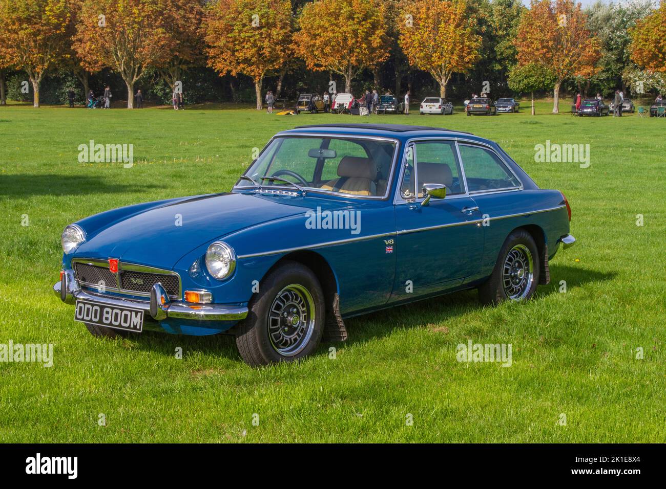 1974 70s anni settanta Blue MG B GT 8 3528cc benzina sportiva britannica; in mostra all'evento Classic e Speed di Southport, Regno Unito Foto Stock