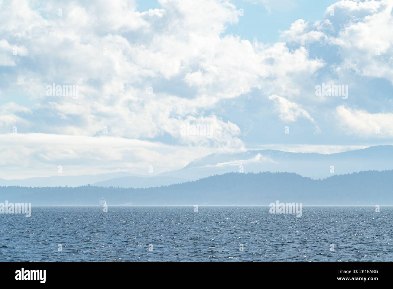 Isola di Vancouver da una barca per l'avvistamento delle balene nello stretto di Georgia. Foto Stock