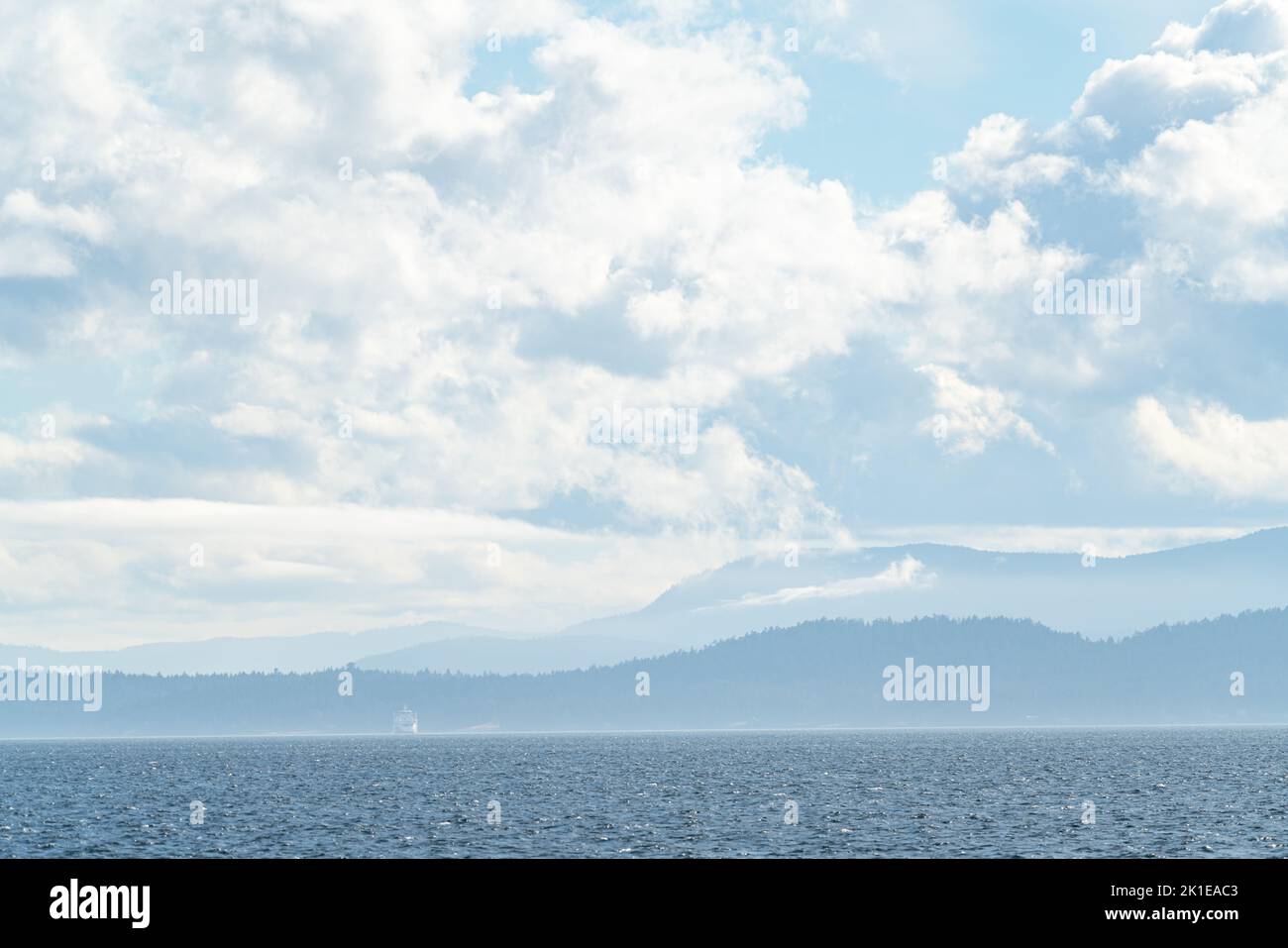 Isola di Vancouver da una barca per l'avvistamento delle balene nello stretto di Georgia. Foto Stock