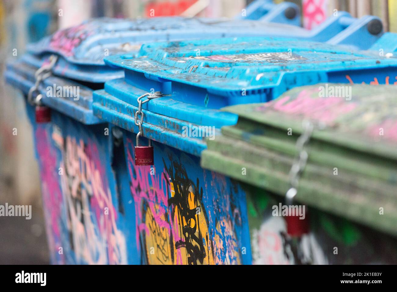 Bidoni colorati e chiusi in un vicollo di Melbourne. Foto Stock