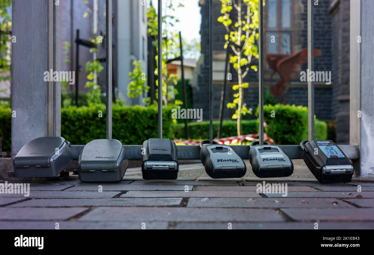 Cassette con serratura a chiave di fronte a un edificio di appartamenti per breve termine lasciare i clienti. Foto Stock