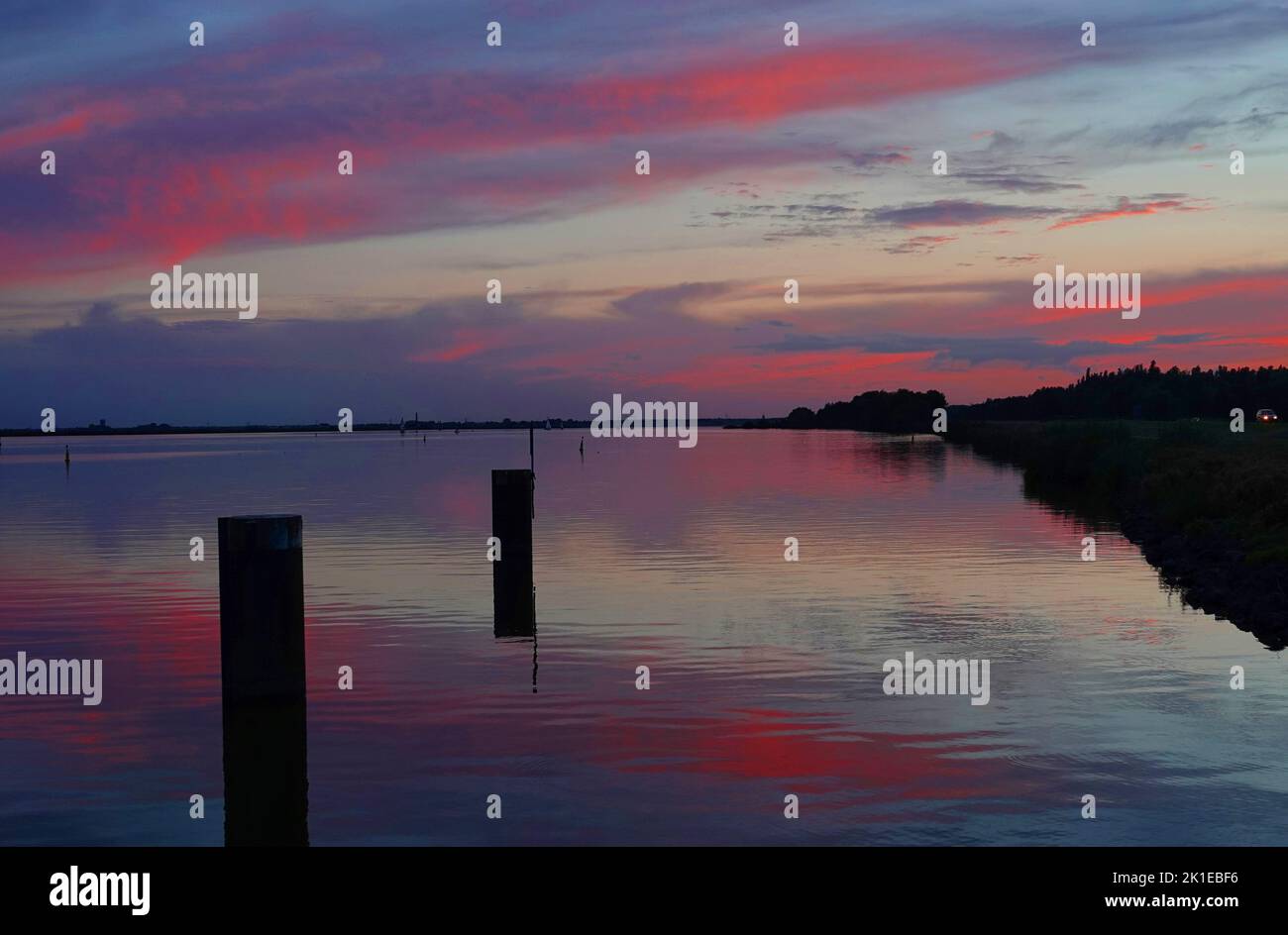 Il tramonto drammatico si riflette nell'acqua del Veluwemeer, Olanda Foto Stock