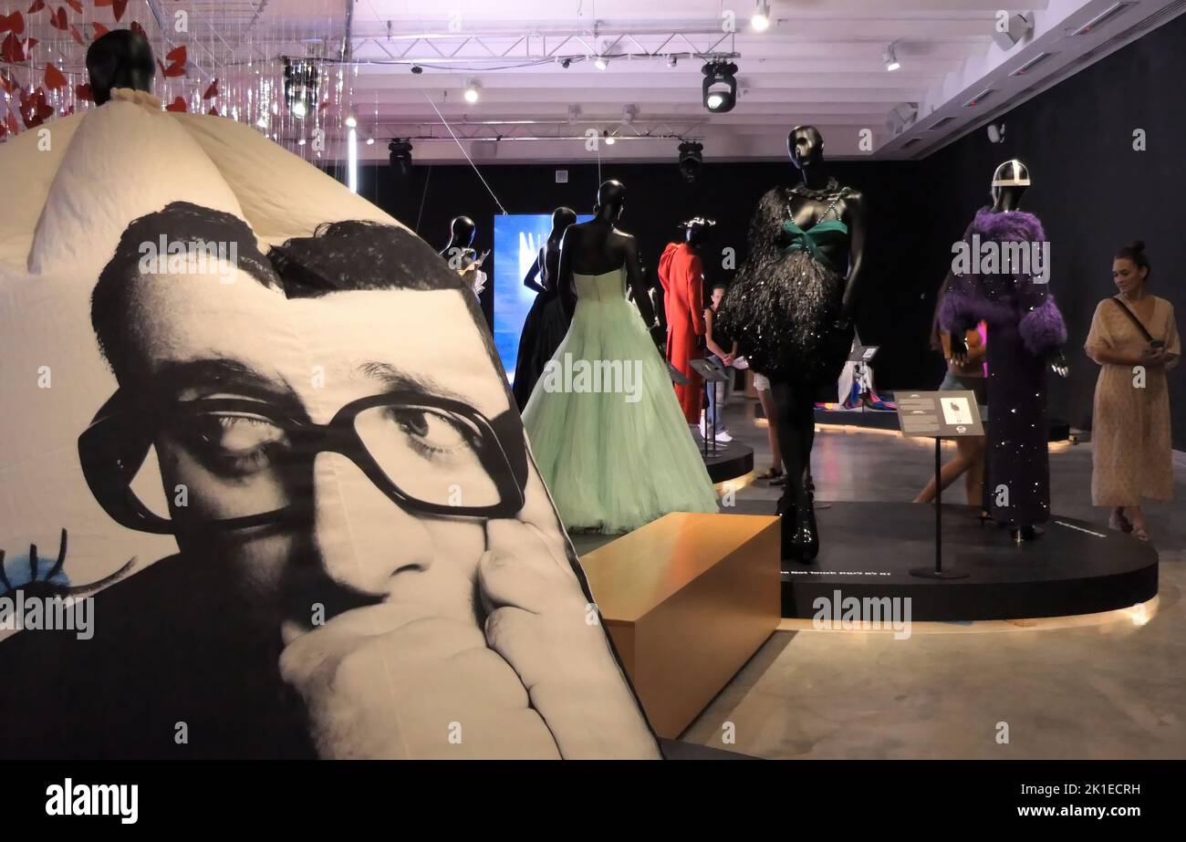 HOLON, ISRAELE - Settembre 17: I visitatori visualizzano una collezione creata in omaggio al designer Alber Elbaz da 46 dei più grandi marchi di moda del mondo, esposta durante la mostra 'The Dream Factory' dedicata al lavoro e alla vita di Elbaz nel Museo del Design di Holon il 17 settembre 2022 a Holon, Israele. Il museo celebra il più leggendario designer ed ex direttore creativo d'Israele di Lanvin Alber Elbaz in un'ampia mostra, che comprende oltre 100 capi di abbigliamento iconici. Credit: Eddie Gerald/Alamy Live News Foto Stock