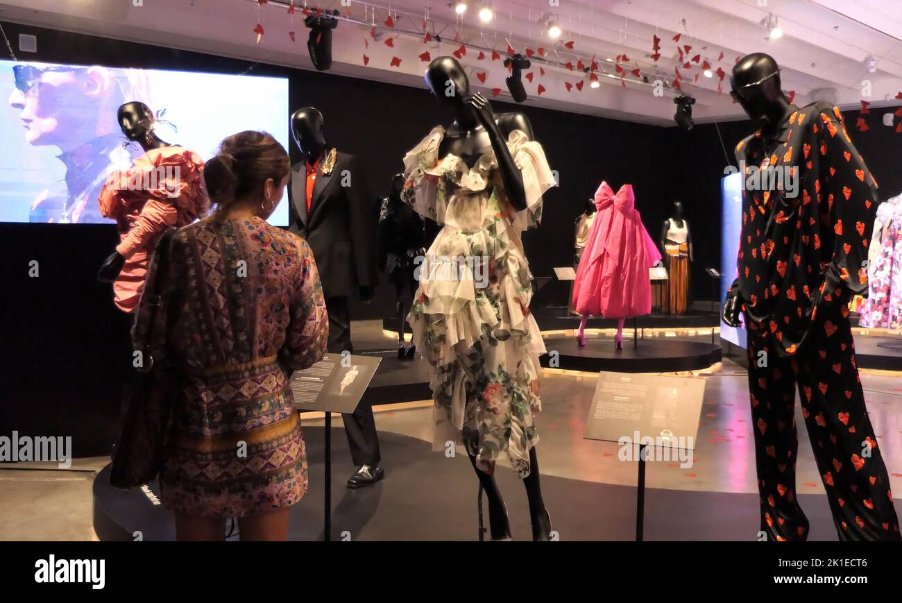 HOLON, ISRAELE - Settembre 17: I visitatori visualizzano una collezione creata in omaggio al designer Alber Elbaz da 46 dei più grandi marchi di moda del mondo, esposta durante la mostra 'The Dream Factory' dedicata al lavoro e alla vita di Elbaz nel Museo del Design di Holon il 17 settembre 2022 a Holon, Israele. Il museo celebra il più leggendario designer ed ex direttore creativo d'Israele di Lanvin Alber Elbaz in un'ampia mostra, che comprende oltre 100 capi di abbigliamento iconici. Credit: Eddie Gerald/Alamy Live News Foto Stock