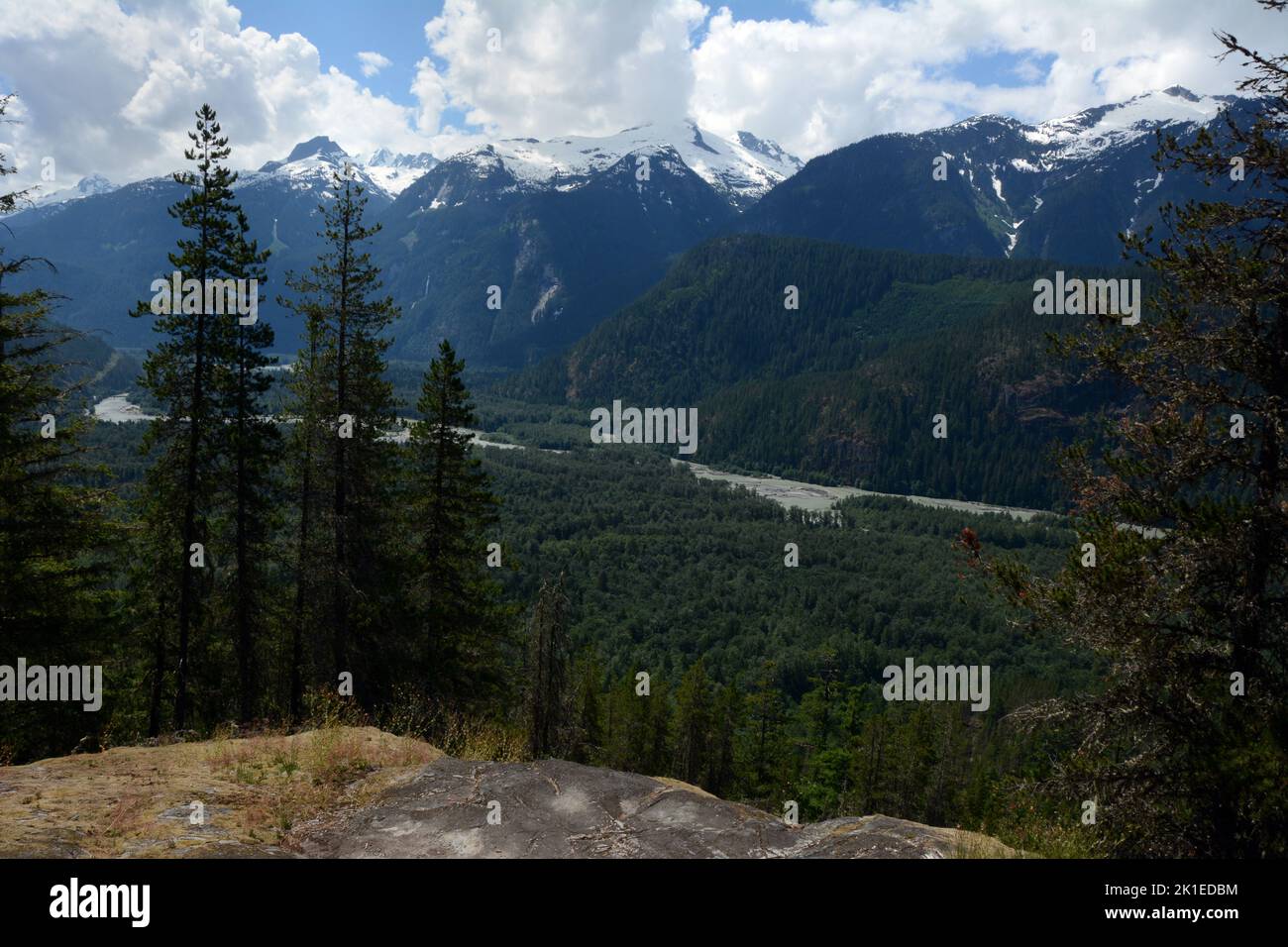 Il Fiume Squamish superiore e la Valle che corrono attraverso la catena del Tantalo delle montagne della Costa della Columbia Britannica, Canada. Foto Stock