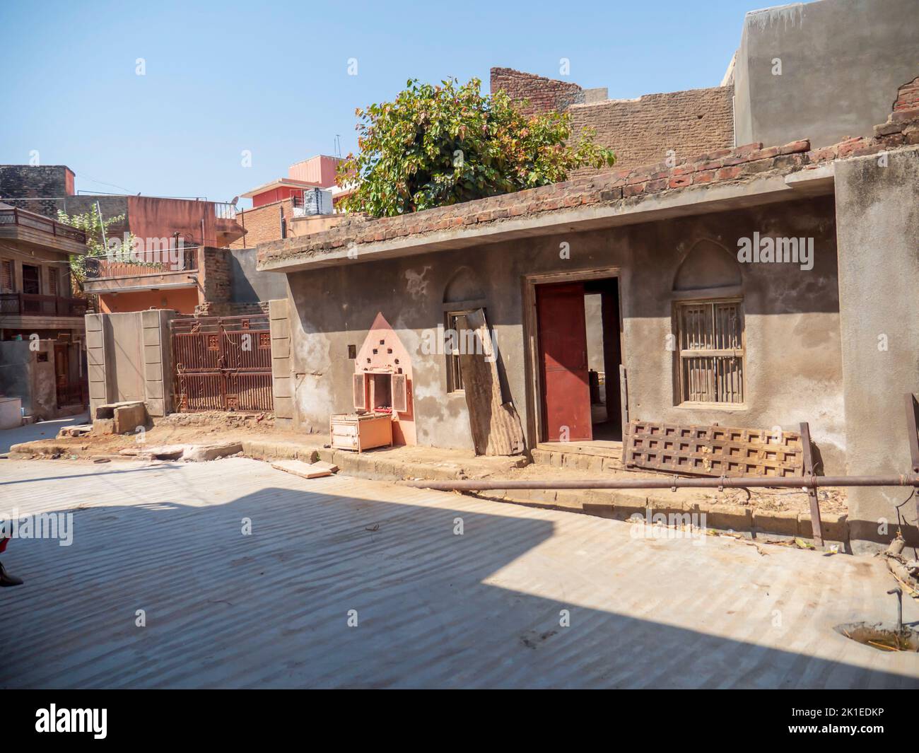 In costruzione vecchia casa abbandonata rovinata rotta nella città di villaggio zona rurale in india. Foto Stock