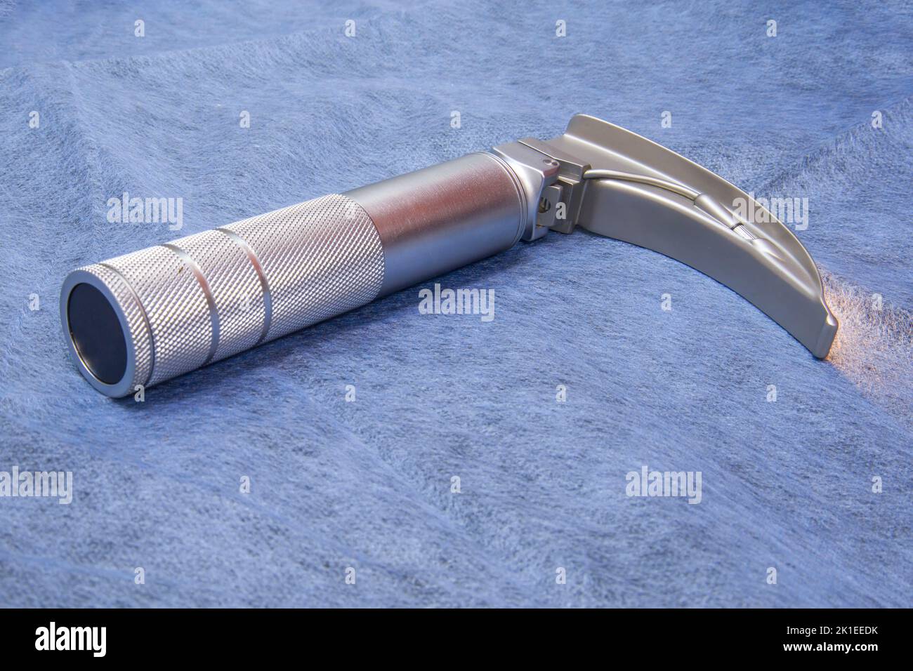 Laryngoscope per intubazione su un panno medico blu Foto Stock