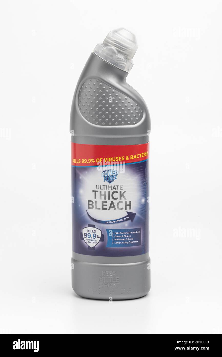 Una bottiglia di Aldi Ultimate Thick Bleach Foto Stock