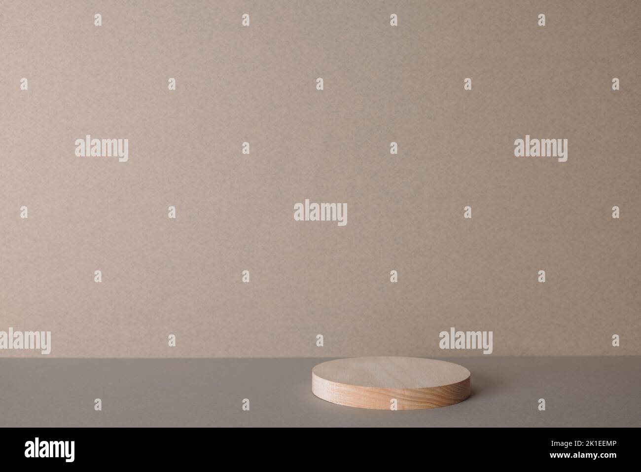 Scena astratta minimale con forme geometriche. Podio cilindrico in legno. Presentazione del prodotto, mockup, mostra prodotto cosmetico, podio, palco o Foto Stock