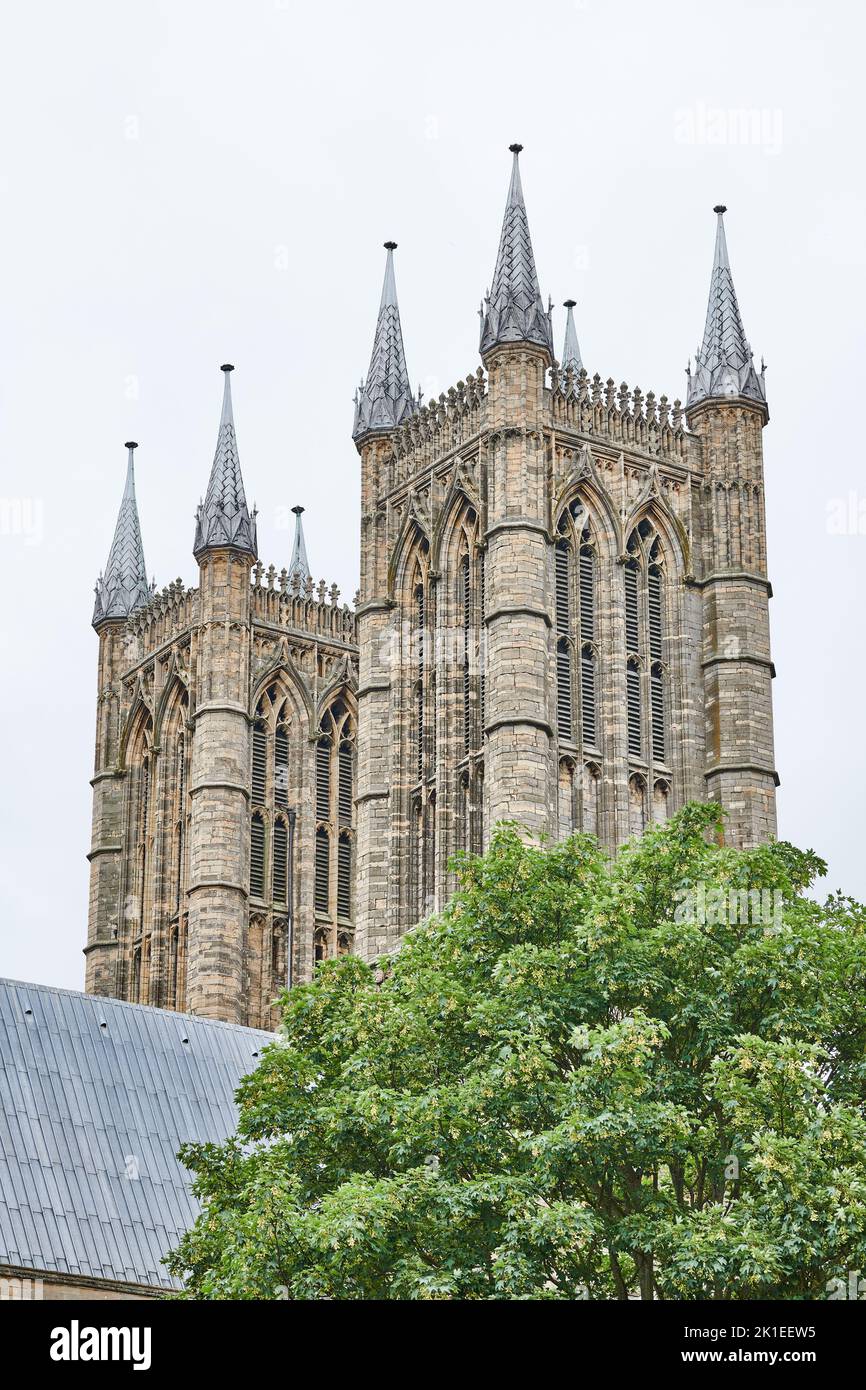 Torri gemelle all'estremità occidentale della cattedrale cristiana medievale di Lincoln, Inghilterra. Foto Stock