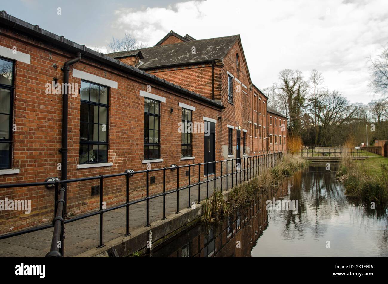 Edifici industriali storici a Laverstoke Mill on the River Test, Hampshire. Precedentemente utilizzato come cartiera, il sito ora produce Bombay Sapphir Foto Stock