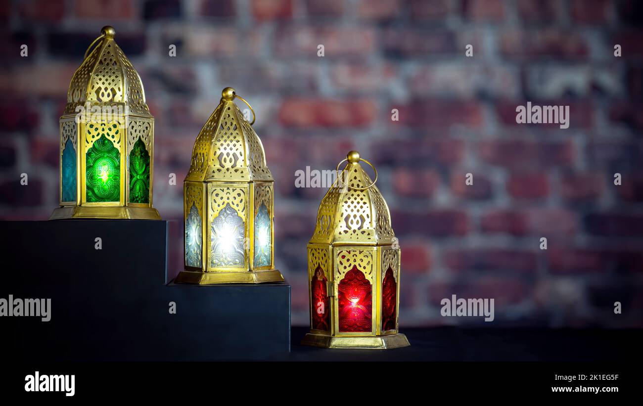 Lampade colorate islamiche o lanterne per il Ramadan e altre festività islamiche, con spazio per le copie. Foto Stock