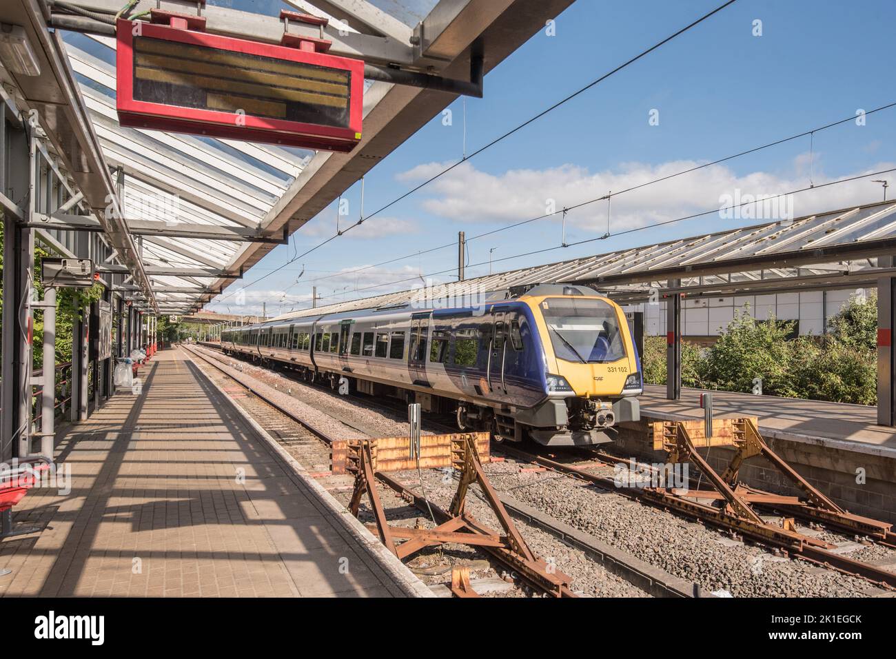 Treno Northern Rail parcheggiato alla stazione di Forster Square a Bradford. Le linee terminano qui invece di passare attraverso la stazione. Foto Stock