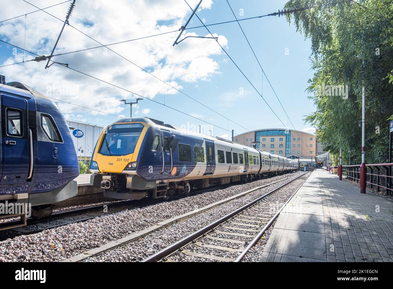 Treno Northern Rail parcheggiato alla stazione di Forster Square a Bradford. Le linee terminano qui invece di passare attraverso la stazione. Foto Stock