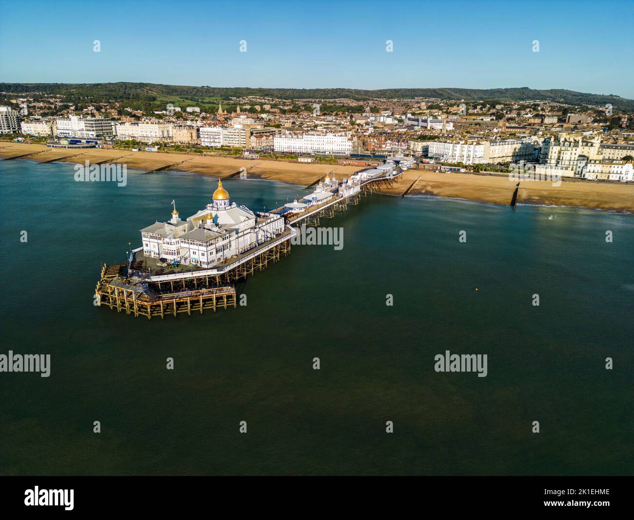 Eastbourne Pier è stato inaugurato nel 1872 ed è una location di film e TV molto ricercata Foto Stock