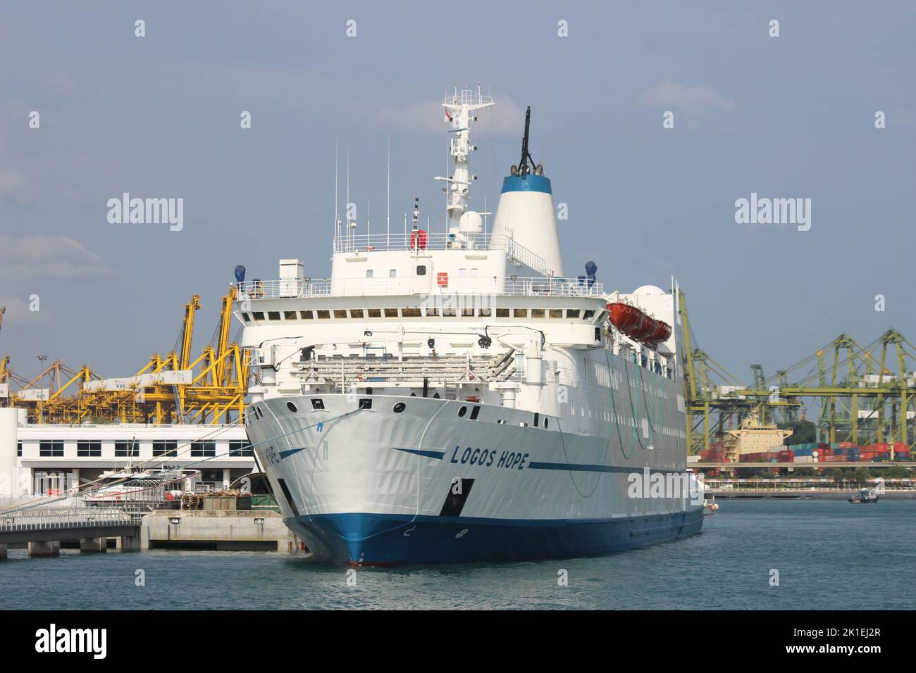 Una nave passeggeri Logos Hope nella Baia di Singapore in una giornata di sole Foto Stock