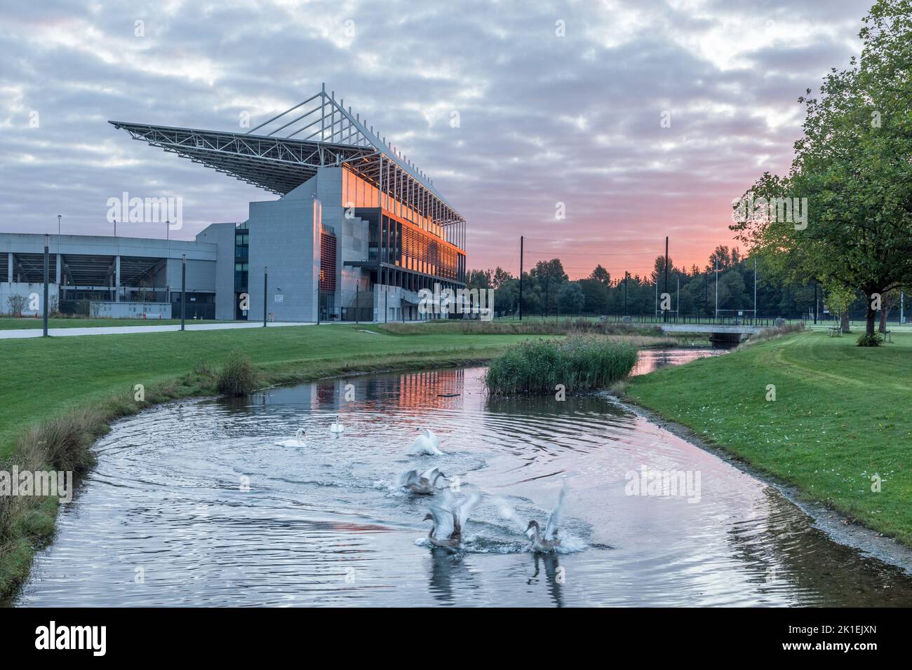 Blackrock, Cork, Irlanda. 18th Settembre 2022. Gli swans che sbattono le loro ali mentre l'alba comincia a rompersi vicino a Páirc Uí Chaoimh sulla Marina a Cork City, Irlanda. - Credit; David Creedon / Alamy Live News Foto Stock