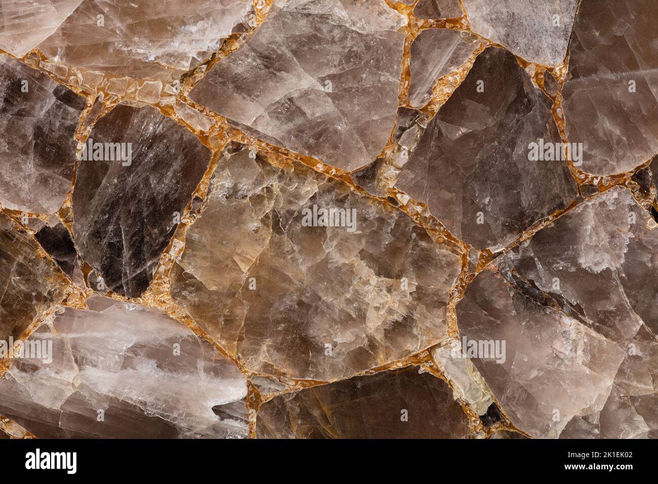 Pietre di quarzo fumé su lastra per interni, design esterno decorazione 3D, parete in ceramica, piastrelle digitali per pavimenti. Sfondo marrone beige gemma opaco. Matt Foto Stock